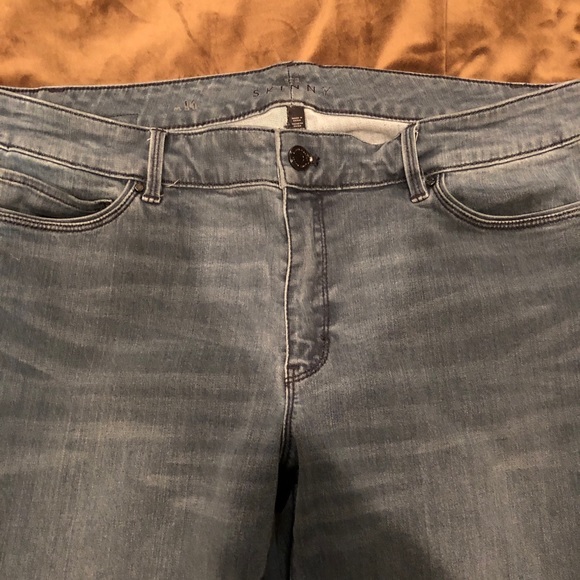 WHBM Skinny Jean in light denim - Picture 2 of 5